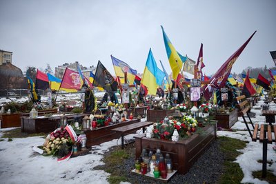 Зеленський вшанував загиблих військових на Личаківському кладовищі Зеленський вшанував загиблих військових на Личаківському кладовищі