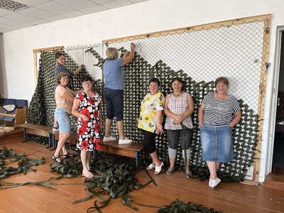 У селах Житомирщини жінки щодня плетуть сітки для військових У селах Житомирщини жінки щодня плетуть сітки для військових