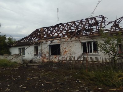 Пошкоджений будинок в селі Івашки Золочівської громади Пошкоджений будинок в селі Івашки Золочівської громади