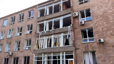 Атака БпЛА РФ: у Чернігові зафіксоване влучання в адміністративну будівлю Атака БпЛА РФ: у Чернігові зафіксоване влучання в адміністративну будівлю