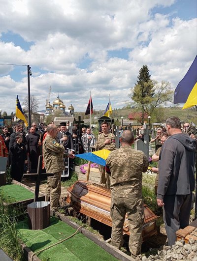 На Закарпатті попрощалися із загиблим захисником Олександром Поповичем На Закарпатті попрощалися із загиблим захисником Олександром Поповичем