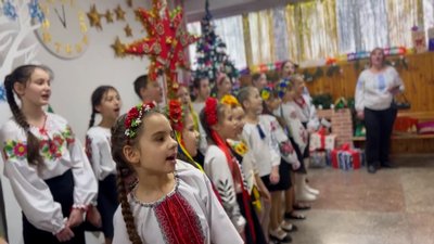 Гурт ONUKA виступив у вінницькому ліцеї: співали старовинну колядку разом із дітьми Гурт ONUKA виступив у вінницькому ліцеї: співали старовинну колядку разом із дітьми