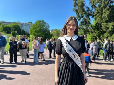 Аделіна Рудакевич, випускниця, останній дзвоник Аделіна Рудакевич, випускниця, останній дзвоник