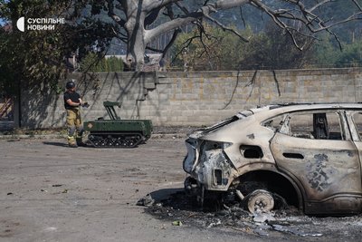 Рятувальник біля НРК, який долучили допомагати у доланні наслідків пожежі та розривів снарядів на військовому складі на Київщині, 29 серпня 2026 року Рятувальник біля НРК, який долучили допомагати у доланні наслідків пожежі та розривів снарядів на військовому складі на Київщині, 29 серпня 2026 року
