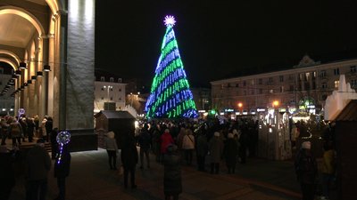 Як жителі Рівного реагують на встановлення ялинки у центрі міста Як жителі Рівного реагують на встановлення ялинки у центрі міста