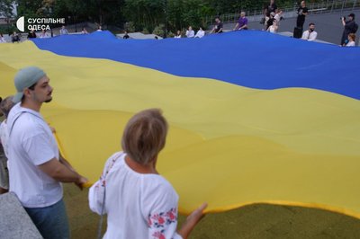 В Одесі вперше з початку повномасштабної війни на Потьомкінських сходах розгорнули стяг до Дня прапора В Одесі вперше з початку повномасштабної війни на Потьомкінських сходах розгорнули стяг до Дня прапора