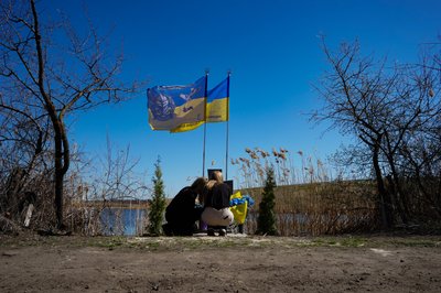 Леся та Богдана Садомські біля хреста в памʼять про Едуарда Садомського Леся та Богдана Садомські біля хреста в памʼять про Едуарда Садомського
