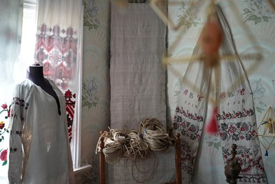 Етносадиба на Черкащині: як ожила стара хата і чому козацький хліб у ній смакує найкраще Етносадиба на Черкащині: як ожила стара хата і чому козацький хліб у ній смакує найкраще