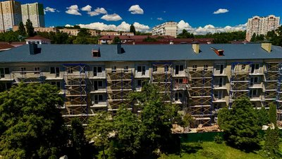 Замінили пошкоджену покрівлю: у Вишгороді відновлюють 5-поверхівку, пошкоджену ракетою РФ Замінили пошкоджену покрівлю: у Вишгороді відновлюють 5-поверхівку, пошкоджену ракетою РФ