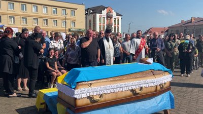 У Дубні на Рівненщині попрощалися з солдатом Миколою Гальчуком та бойовим медиком Сергієм Регрутом У Дубні на Рівненщині попрощалися з солдатом Миколою Гальчуком та бойовим медиком Сергієм Регрутом
