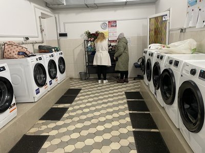 Люди користуються громадською пральнею у Хмельницькому, лютий 2026 року Люди користуються громадською пральнею у Хмельницькому, лютий 2026 року