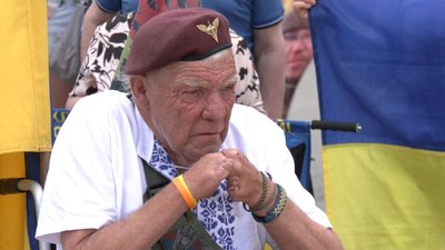 "Дати людям надію": волонтер "дядя Гріша" долучився до акції на підтримку полонених у Хмельницькому "Дати людям надію": волонтер "дядя Гріша" долучився до акції на підтримку полонених у Хмельницькому