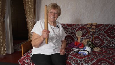 Сідає на шпагат у 82 роки: історія Людмили Хамової з Бахмача, що на Чернігівщині Сідає на шпагат у 82 роки: історія Людмили Хамової з Бахмача, що на Чернігівщині