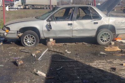 Згорілі автомобілі та зруйнований автомагазин: наслідки нічної атаки РФ на Одещину Згорілі автомобілі та зруйнований автомагазин: наслідки нічної атаки РФ на Одещину