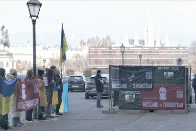Акція біля будівлі ОБСЄ у Відні 24 лютого 2023 року. Фото: надане Суспільному організаторами Акція біля будівлі ОБСЄ у Відні 24 лютого 2023 року. Фото: надане Суспільному організаторами