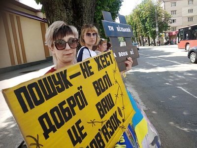 153 акція "Поверніть героїв з полону" відбулася у Хмельницькому 153 акція "Поверніть героїв з полону" відбулася у Хмельницькому