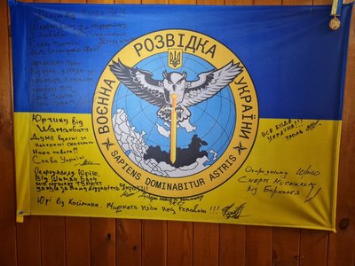 Як трофей бійці передали волонтерам із ружинської громади прапор із автографами Як трофей бійці передали волонтерам із ружинської громади прапор із автографами