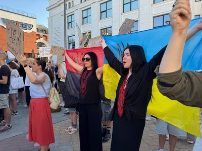"Корупція смерть": жителі Хмельницького вийшли на пікет проти обмеження повноважень НАБУ та САП