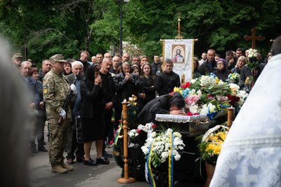 В Ужгороді попрощалися із військовим Євгеном Югасом В Ужгороді попрощалися із військовим Євгеном Югасом