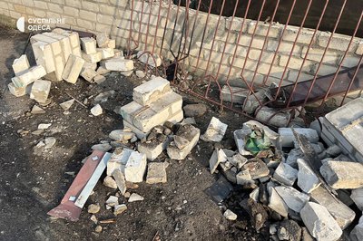 Стовп диму, пошкоджений будинок та вибиті вікна: фото наслідків атаки на Одесу 10 березня Стовп диму, пошкоджений будинок та вибиті вікна: фото наслідків атаки на Одесу 10 березня