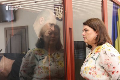 Керівник регіонального управління детективів НАБУ Руслан Магамедрасулов із своєю адвокаткою, заступницею директора Центру протидії корупції Оленою Щербан у Печерському суді Києва, 12 вересня 2025 року