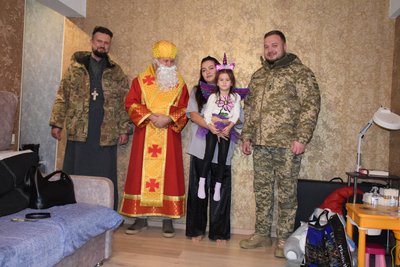 святий миколай, родина, подарунки, 105 бригада, зсу, капелан, степан хміль, євген флиста святий миколай, родина, подарунки, 105 бригада, зсу, капелан, степан хміль, євген флиста