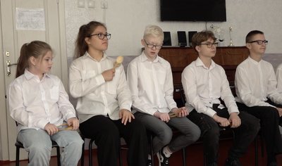 Вистукують "конячки" і "зозульки": учні черкаської спецшколи вчаться грати на ложках Вистукують "конячки" і "зозульки": учні черкаської спецшколи вчаться грати на ложках