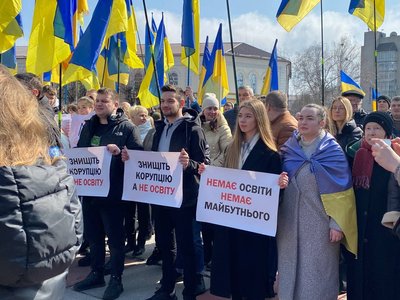 Протест студентів у Житомирі: студенти Поліського університету збираються на пікет у Київ Протест студентів у Житомирі: студенти Поліського університету збираються на пікет у Київ