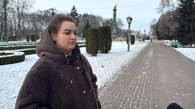 У парках Полтави розпочали встановлювати пам’ятні таблички на лавках: про кого вони У парках Полтави розпочали встановлювати пам’ятні таблички на лавках: про кого вони