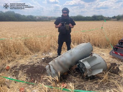 Бойова частина касетної авіабомби (РБК 500), яка не розірвалася, Харківська область Бойова частина касетної авіабомби (РБК 500), яка не розірвалася, Харківська область