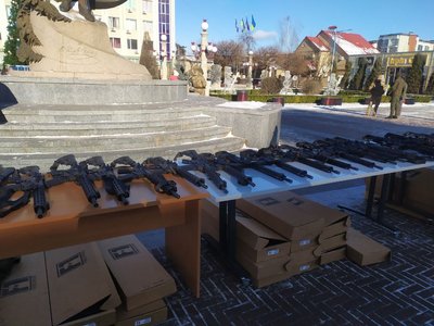 Проєкт "Український арсенал свободи": добровольцям, які обороняли Ірпінь, вручили нові гвинтівки Проєкт "Український арсенал свободи": добровольцям, які обороняли Ірпінь, вручили нові гвинтівки
