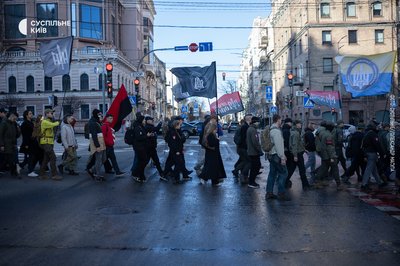 "Нас не так багато, але ми все одно це все втримали": у Києві відбувся марш до Дня добровольця "Нас не так багато, але ми все одно це все втримали": у Києві відбувся марш до Дня добровольця