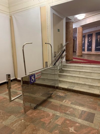 За гроші закладу: підіймач для маломобільних груп встановили в облмуздрамтеатрі Рівного За гроші закладу: підіймач для маломобільних груп встановили в облмуздрамтеатрі Рівного