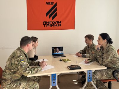 Як писали Радіодиктант національної єдності у бригаді, де служив автор тексту Артур Дронь Як писали Радіодиктант національної єдності у бригаді, де служив автор тексту Артур Дронь