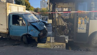 У Києві вантажівка в’їхала в маршрутку: є постраждалі У Києві вантажівка в’їхала в маршрутку: є постраждалі