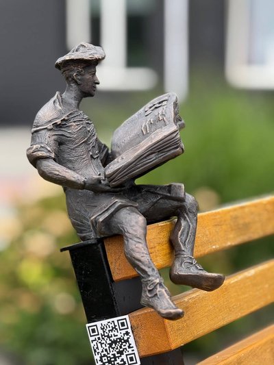Книжко молодший: у Луцьку встановили нову скульптуру кликуна Книжко молодший: у Луцьку встановили нову скульптуру кликуна