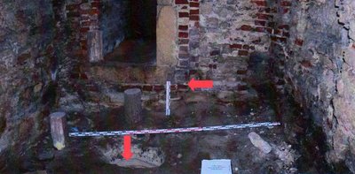 Незаконне будівництво, гора Бона, замок, будівництво на території замку, Кременець, Тернопільщина, квітень 2025 Незаконне будівництво, гора Бона, замок, будівництво на території замку, Кременець, Тернопільщина, квітень 2025