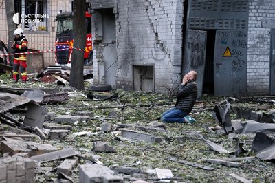 "Як тільки лягли — воно як жахне! Все полетіло на голови": жителі Солом'янки про наслідки атаки РФ "Як тільки лягли — воно як жахне! Все полетіло на голови": жителі Солом'янки про наслідки атаки РФ