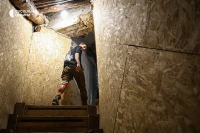 Боєць 505-го батальйону з позивним Чел говорить, що після поранення його мотивація воювати стала ще вищою. Херсонщина, травень 2025 року Боєць 505-го батальйону з позивним Чел говорить, що після поранення його мотивація воювати стала ще вищою. Херсонщина, травень 2025 року