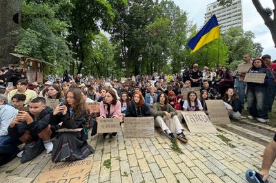"Не повторіть ганьбу": під парламентом зібралася акція за відновлення незалежності НАБУ і САП "Не повторіть ганьбу": під парламентом зібралася акція за відновлення незалежності НАБУ і САП