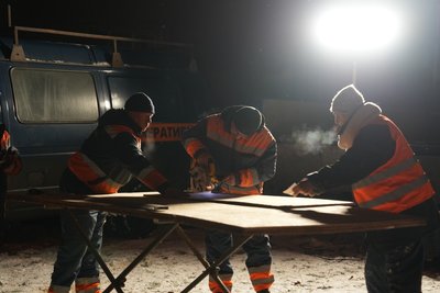 Люди усувають пошкодження після удару по Харкові 26 грудня Люди усувають пошкодження після удару по Харкові 26 грудня