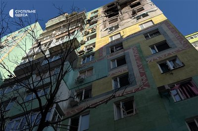 "Зустріли тривогу і вибухи в коридорі": РФ атакувала дронами житлові будинки в Одесі "Зустріли тривогу і вибухи в коридорі": РФ атакувала дронами житлові будинки в Одесі