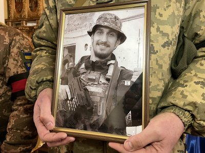 У Полтаві попрощалися із трьома військовими, які загинули на війні з РФ У Полтаві попрощалися із трьома військовими, які загинули на війні з РФ