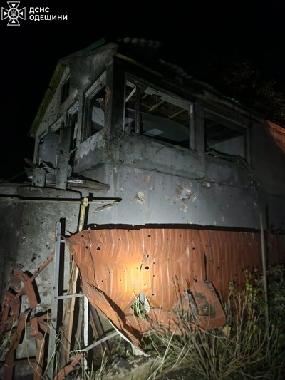 Атака дронів на Одещину: поранено чоловіка, є руйнування в Одесі та Чорноморську Атака дронів на Одещину: поранено чоловіка, є руйнування в Одесі та Чорноморську