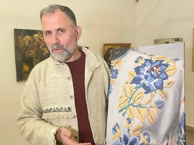 «Сорочка з тризубом, закопана під деревом». У Чернівцях представили виставку вишиття з українською символікою «Сорочка з тризубом, закопана під деревом». У Чернівцях представили виставку вишиття з українською символікою