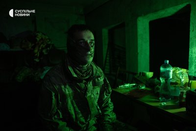 Командир розрахунку Прапор в підвалі на позиції бійців "Омеги" у Родинському Командир розрахунку Прапор в підвалі на позиції бійців "Омеги" у Родинському