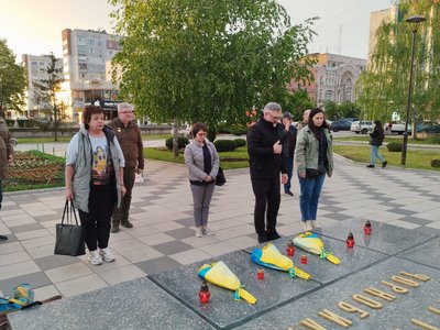 Біля пам’ятника "Жертвам Чорнобиля" запалили 38 свічок. Біля пам’ятника "Жертвам Чорнобиля" запалили 38 свічок.
