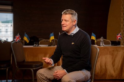 Заступник міністра оборони Великої Британії Люк Поллард під час інтервʼю у Києві