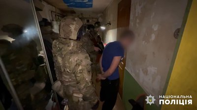 Погрожували зброєю та пограбували: в Одесі група підлітків напала на однолітків Погрожували зброєю та пограбували: в Одесі група підлітків напала на однолітків