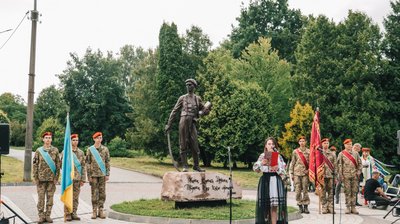 Встановили скульптуру, "Джура", Тернопіль, червень 2024 Встановили скульптуру, "Джура", Тернопіль, червень 2024